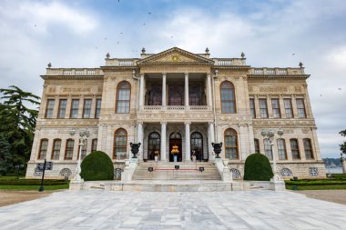 İstanbul, Türkiye 'deki Dolmabache Sarayı. Dolmabache Osmanlı İmparatorluğu 'nun ana yönetim merkezi olarak görev yaptı.