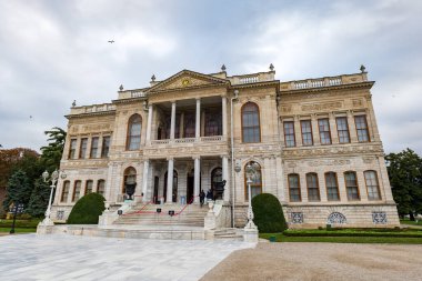 İstanbul, Türkiye 'deki Dolmabache Sarayı. Dolmabache Osmanlı İmparatorluğu 'nun ana yönetim merkezi olarak görev yaptı.