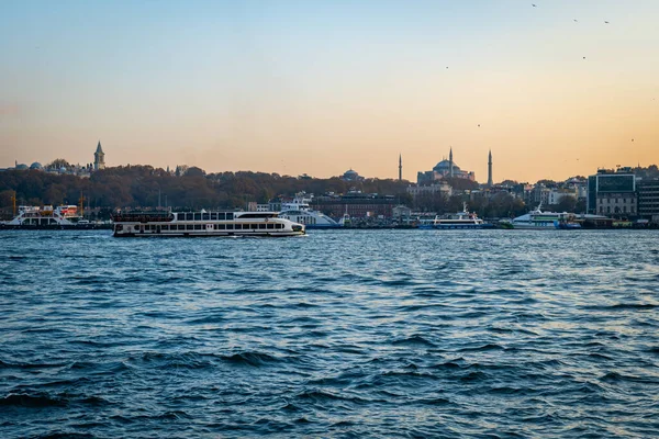 Bósforo Estrecho Estambul Vista Crucero Ferry Con Puente Galata Atardecer — Foto de Stock