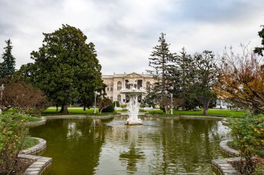 İstanbul, Türkiye 'deki Dolmabache saray bahçesi. Dolmabache Osmanlı İmparatorluğu 'nun ana yönetim merkezi olarak görev yaptı.