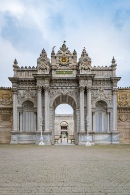 İstanbul, Türkiye 'de Dolmabache sarayının ana giriş kapısı. Dolmabache Osmanlı İmparatorluğu 'nun ana yönetim merkezi olarak görev yaptı.