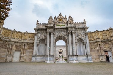 İstanbul, Türkiye 'de Dolmabache sarayının ana giriş kapısı. Dolmabache Osmanlı İmparatorluğu 'nun ana yönetim merkezi olarak görev yaptı.