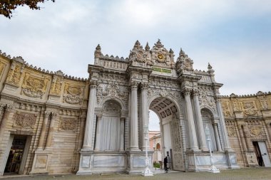 İstanbul, Türkiye 'de Dolmabache sarayının ana giriş kapısı. Dolmabache Osmanlı İmparatorluğu 'nun ana yönetim merkezi olarak görev yaptı.