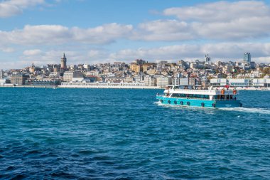 Arka planda Galata kulesi olan İstanbul şehir manzarası. İstanbul 'un Karaköy ve Galata ilçesinin kent manzarası İstanbul Boğazı Boğazı' ndan görülüyor