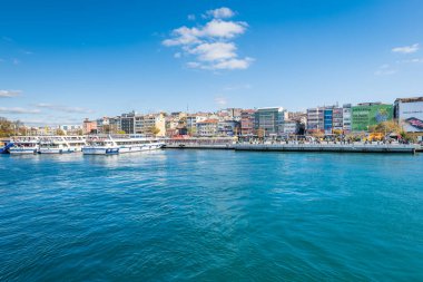 İstanbul, Türkiye - Kasım 2021: İstanbul, Türkiye 'deki Kadıköy bölgesi, İstanbul Kadıköy liman bölgesinin feribotlu bir manzarası