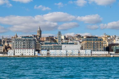 Arka planda Galata kulesi olan İstanbul şehir manzarası. İstanbul 'un Karaköy ve Galata ilçesinin kent manzarası İstanbul Boğazı Boğazı' ndan görülüyor