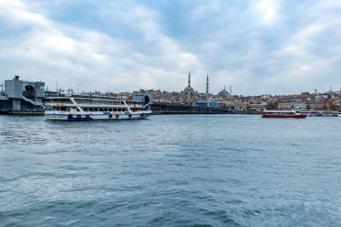 Arka planda Galata Köprüsü ve Ayasofya olan İstanbul şehri. İstanbul Boğazı 'nda İstanbul feribotu ve seyir manzarası.