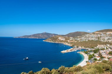 Kalkan, Türkiye, manzara, deniz manzarası ve Türkiye 'de yaz mevsiminde popüler bir tatil beldesi olan Kalkan kenti.