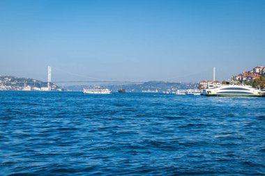 Türkiye 'deki Boğaz, İstanbul Boğazı, arka planda resmi adıyla 15 Temmuz Şehitler Köprüsü olarak bilinen Boğaz Köprüsü' ne bakıyor..