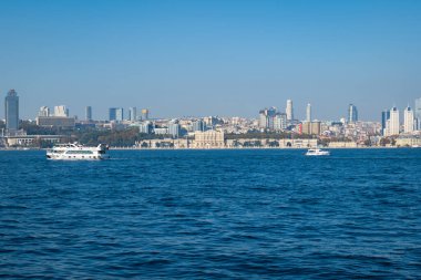 İstanbul Boğazı yakınlarındaki Dolmabahce Sarayı, İstanbul manzaralı arka planda İstanbul silueti.