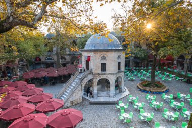 Koza Han çay bahçeleri ve Koza Han İpek Pazarı 'ndaki camii. Koza Han, Bursa, Türkiye 'nin Osmanlı döneminden kalma tarihi bir yerdir.