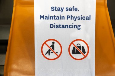 COVID 19 koronavirüs salgınından dolayı havaalanında sosyal uzaklık uyarısı.