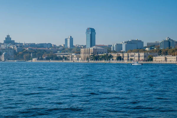 İstanbul Boğazı yakınlarındaki Dolmabahce Sarayı, İstanbul manzaralı arka planda İstanbul silueti.