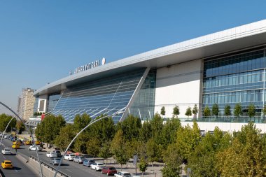 Ankara, Türkiye - Ekim 2021: Ankara YHT tren istasyonu, Türkiye 'nin başkentinde hızlı hızlı tren için.