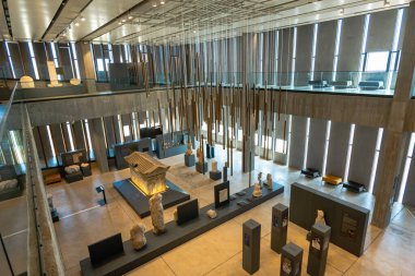 Troy, Türkiye - Eylül 2021: Truva Müzesi Mimarisi, antik Truva kentinin arkeoloji sahasına yakın bir arkeoloji müzesi