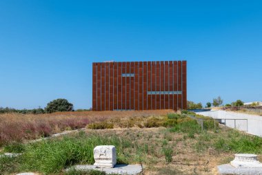 Troy, Türkiye - Eylül 2021: Truva Müzesi Mimarisi, antik Truva kentinin arkeoloji sahasına yakın bir arkeoloji müzesi