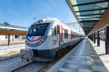 İzmir, Türkiye - Eylül 2021: Türkiye 'nin İzmir kentindeki platformda TCDD treni, Türk Devlet Demiryolları hızlı treni.