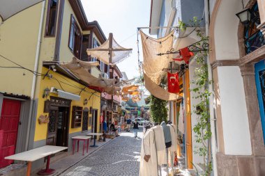 Ayvalik, Türkiye - Eylül 2021: Tarihi binalar ve mimari tarzıyla Ayvalik eski sokak görüşü. Ayvalk, Türkiye 'de popüler bir sahil.