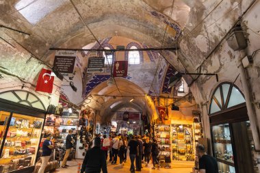 İstanbul, Türkiye - Eylül 2021: İstanbul 'daki Büyük Pazar, dünyanın en büyük ve en eski kapalı pazarlarından biri ve popüler turistik manzaralardan biri.