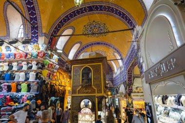 İstanbul, Türkiye - Eylül 2021: İstanbul 'daki Büyük Pazar, dünyanın en büyük ve en eski kapalı pazarlarından biri ve popüler turistik manzaralardan biri.