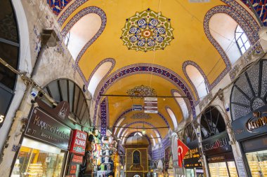 İstanbul, Türkiye - Eylül 2021: İstanbul 'daki Büyük Pazar, dünyanın en büyük ve en eski kapalı pazarlarından biri ve popüler turistik manzaralardan biri.