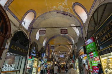 İstanbul, Türkiye - Eylül 2021: İstanbul 'daki Büyük Pazar, dünyanın en büyük ve en eski kapalı pazarlarından biri ve popüler turistik manzaralardan biri.