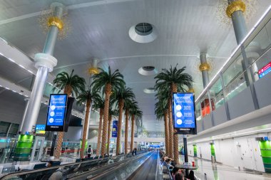 Dubai, BAE - Eylül 2021: Dubai Uluslararası Havalimanı mimarisi ve iç mimarisi, Birleşik Arap Emirlikleri.