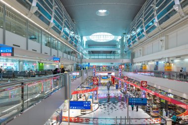 Dubai, BAE - Eylül 2021: Dubai Uluslararası Havalimanı mimarisi ve iç mimarisi, Birleşik Arap Emirlikleri.