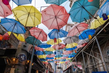 İstanbul, Türkiye - Eylül 2021: İstanbul 'da Karaköy bölgesi sokak manzarası İstanbul' un Avrupa yakasında Karaköy 'de renkli şemsiyelerle