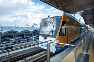 Antalya, Türkiye - Ekim 2021: Antalya uluslararası havaalanı tramvayı. Antalya tramvayı Antalya 'daki toplu taşıma sisteminin bir parçası