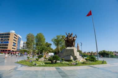 Antalya, Türkiye - Ekim 2021: Cumhuriyet Meydanı 'ndaki Atatürk Anıtı, Antalya şehir merkezi, Türkiye. Popüler tatil beldesindeki tarihi heykel