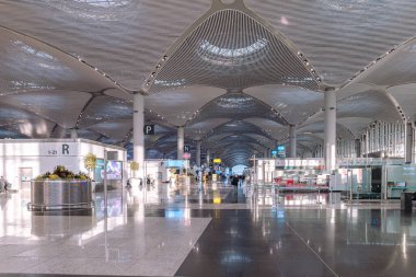 İstanbul, Türkiye - Kasım 2021: İstanbul Havaalanı kalkış salonu mimarisi. İstanbul Havalimanı, İstanbul 'a hizmet veren ana uluslararası havaalanı