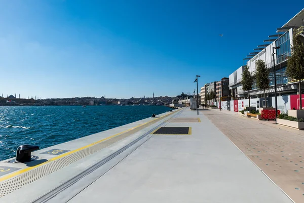 İstanbul, Türkiye - Kasım 2021: Galataport, İstanbul 'un 2021 yılında açılan yeni limanı, Galata, Karaköy kıyılarında yer almaktadır.