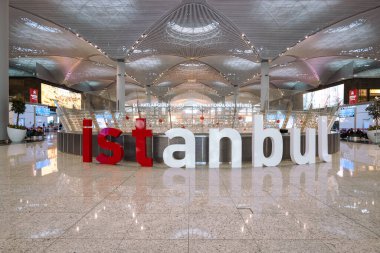 İstanbul, Türkiye - Kasım 2021: İstanbul Havaalanı kalkış salonu mimarisi. İstanbul Havalimanı, İstanbul 'a hizmet veren ana uluslararası havaalanı