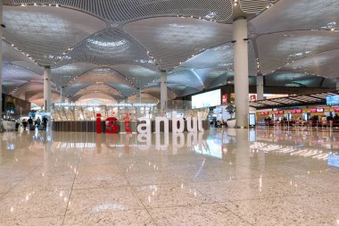 İstanbul, Türkiye - Kasım 2021: İstanbul Havaalanı kalkış salonu mimarisi. İstanbul Havalimanı, İstanbul 'a hizmet veren ana uluslararası havaalanı