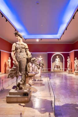 Antalya, Türkiye - Ekim 2021: Antalya Arkeoloji Müzesi İçişleri ve Türkiye 'nin Antalya kentindeki en büyük müzelerden biri olan sergiler