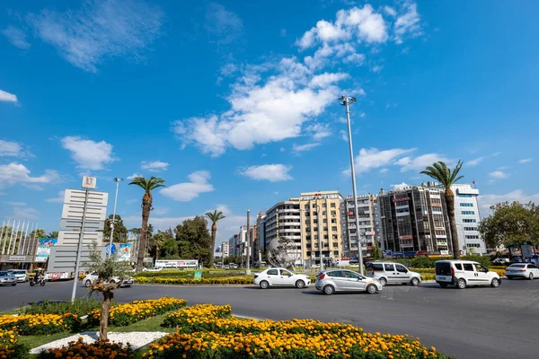 İzmir, Türkiye - Ekim 2021: İzmir kent merkezi trafiğe bakıyor. Merkezi ticaret bölgesinde Basmane Gar çevresindeki İzmir şehri.