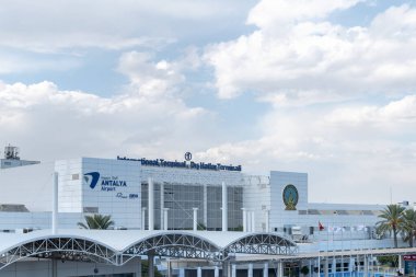 Antalya, Türkiye - Ekim 2021: Antalya Uluslararası Havalimanı mimarisi.