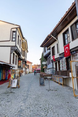 Eskisehir, Türkiye - Ekim 2021: Odunpazari sokak manzarası. Odunpazari, Eskiehir 'in tarihi bir ilçesidir ve ziyaretçiler ve yerel halk arasında popülerdir.
