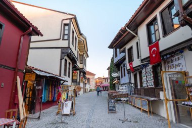 Eskisehir, Türkiye - Ekim 2021: Odunpazari sokak manzarası. Odunpazari, Eskiehir 'in tarihi bir ilçesidir ve ziyaretçiler ve yerel halk arasında popülerdir.