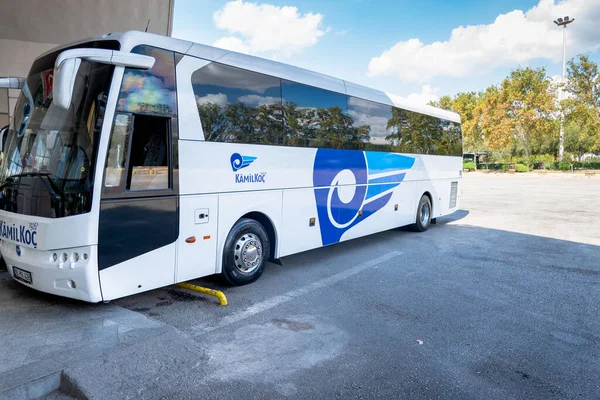 Antalya, Türkiye - Ekim 2021: Antalya otobüs durağında Kamil Ko otobüsü. Kamil Koç Türkiye 'nin en büyük şehirler arası otobüs operatörü