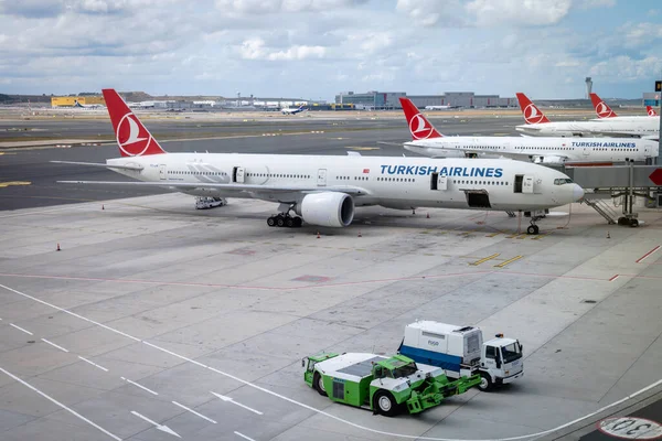 Istanbul Turchia Settembre 2021 Aeromobili Turkish Airlines Rimorchiati Sulla Pista — Foto Stock