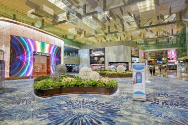 Singapur - Ocak 2022: Singapur Changi Havaalanı vergisiz atölye mimarisi. Singapur Changi Havalimanı Asya 'nın en büyük havaalanlarından biridir..