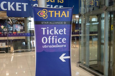 Bangkok, Tayland - Ocak 2022: Bangkok Suvarnabhumi Havaalanı 'ndaki Tayland Havayolları bilet ofisi. Tayland Havayolları Tayland 'ın bayrak taşıyıcı havayolu şirketidir.