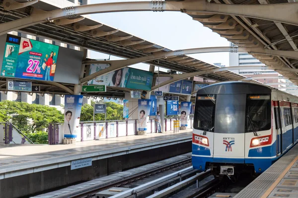 Бангкок Таиланд Декабрь 2021 Года Bts Skytrain Платформе Bts Бангкокский — стоковое фото