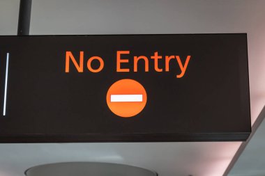 Havaalanına giriş izni yok. Yasak bölgeye giriş yasak levhası.