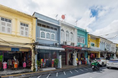 Phuket, Tayland - Aralık 2021: Phuket Old Town sokak manzaralı tarihi Phuket Town 'da renkli binalar. Phuket Old Town popüler bir turistik yerdir..