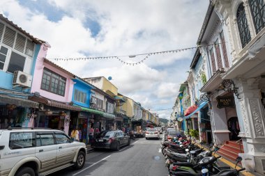 Phuket, Tayland - Aralık 2021: Phuket Old Town sokak manzaralı tarihi Phuket Town 'da renkli binalar. Phuket Old Town popüler bir turistik yerdir..
