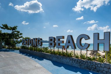 Phuket, Tayland - Ocak 2022 Patong plaj tabelası, Phuket. Patong plajı Phuket Adası 'ndaki en popüler plajdır..