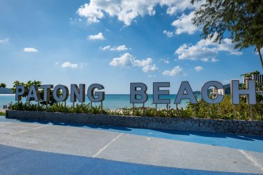 Phuket, Tayland - Ocak 2022 Patong plaj tabelası, Phuket. Patong plajı Phuket Adası 'ndaki en popüler plajdır..